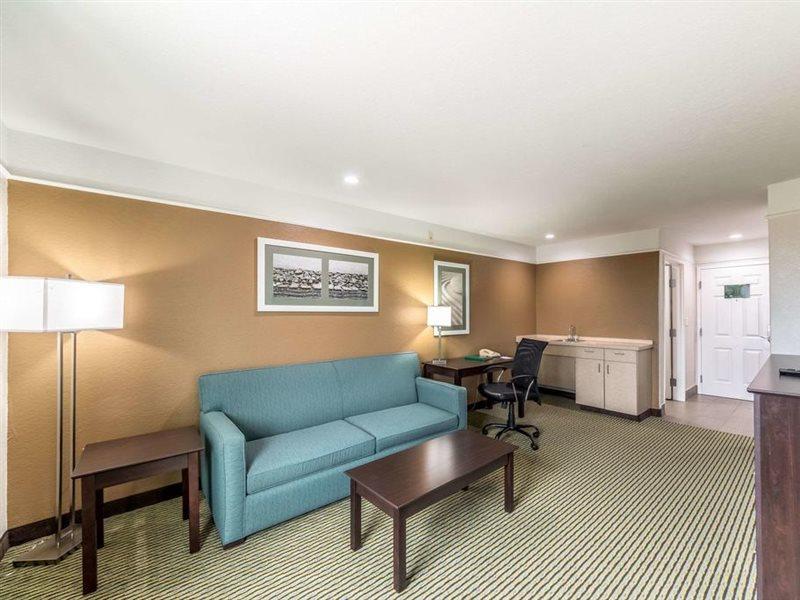 Quality Inn & Suites Seaworld North San Antonio Exterior photo