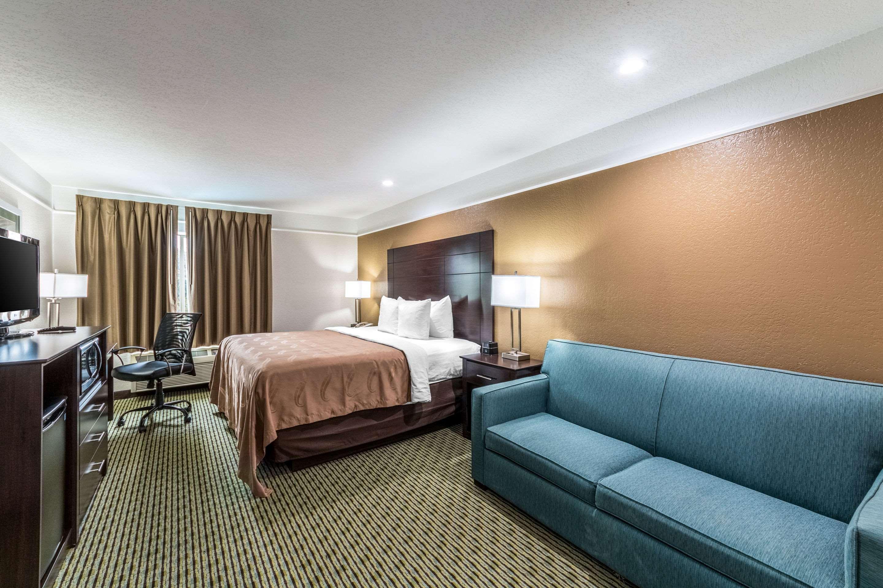 Quality Inn & Suites Seaworld North San Antonio Exterior photo